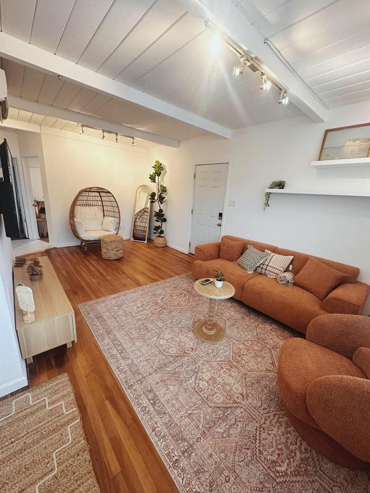 San Diego San DiegoのBuilding L Street - drb-rentals - 1330860のアパートメントにある、モダンな家具を備えたエレガントなデザインのリビングルーム