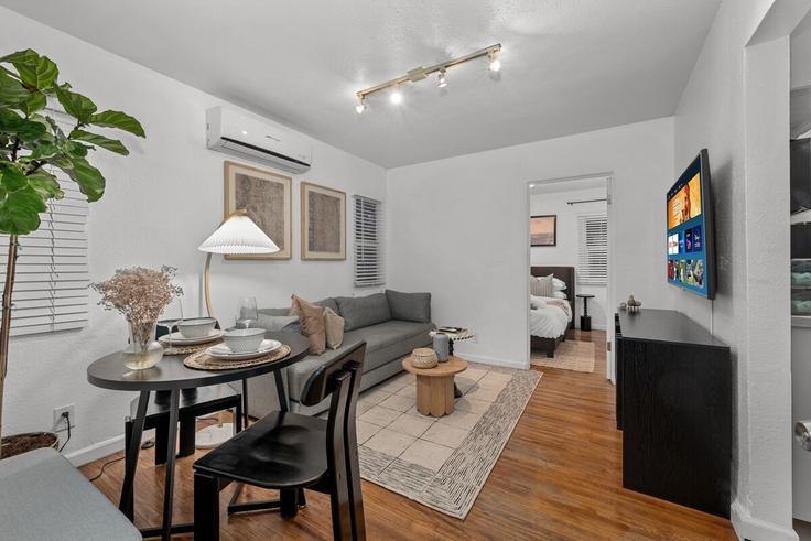 San Diego San DiegoのBuilding Langley Street - drb-rentals - 1330861のアパートメントにある、モダンな家具を備えたエレガントなデザインのリビングルーム