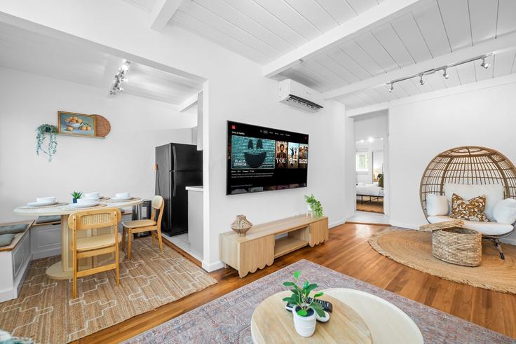 Elegant gestaltetes Wohnzimmer mit moderner Einrichtung in einer Wohnung im Building L Street - drb-rentals - 1330860 in San Diego, San Diego