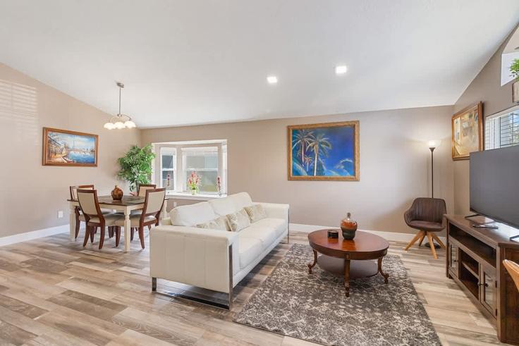 Kissimmee, Kissimmee에 위치한 Building Madiera Beach Boulevard - drc-home-loans-llc - 1303228 - MCO 유닛의 세련된 인테리어가 돋보이는 거실