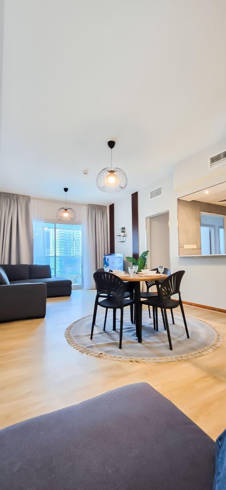 Dubai Dubai MarinaのBuilding Al Emreef Street - dream-wild-empire - 1302416 - DXBのアパートメントにある、モダンな家具を備えたエレガントなデザインのリビングルーム Dubai Dubai MarinaのBuilding Al Emreef Street - dream-wild-empire - 1302416 - DXBのアパートメントにある、モダンな家具を備えたエレガントなデザインのリビングルーム