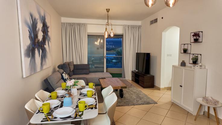 Dubai Marina, Dubai에 위치한 Building Al Emreef Street - dream-wild-empire - 1302417 - DXB 아파트의 세련된 인테리어가 돋보이는 거실