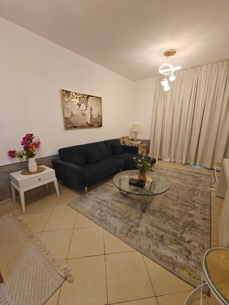 Elegante sala de estar con mobiliario moderno en un apartamento en Building Al Emreef Street - dream-wild-empire - 1345383 en Dubai Marina, Dubai Elegante sala de estar con mobiliario moderno en un apartamento en Building Al Emreef Street - dream-wild-empire - 1345383 en Dubai Marina, Dubai