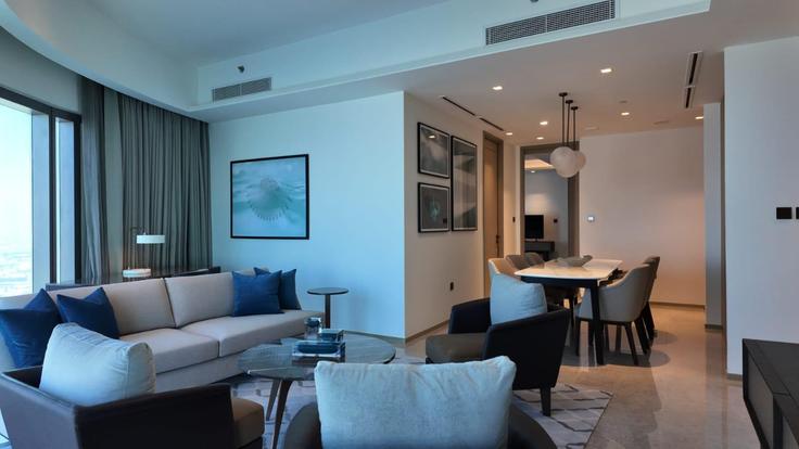 Al Kheeran First, Dubai에 위치한 Building Tariaq Bedon Esm - dream-wild-empire - 1345385 유닛의 세련된 인테리어가 돋보이는 거실