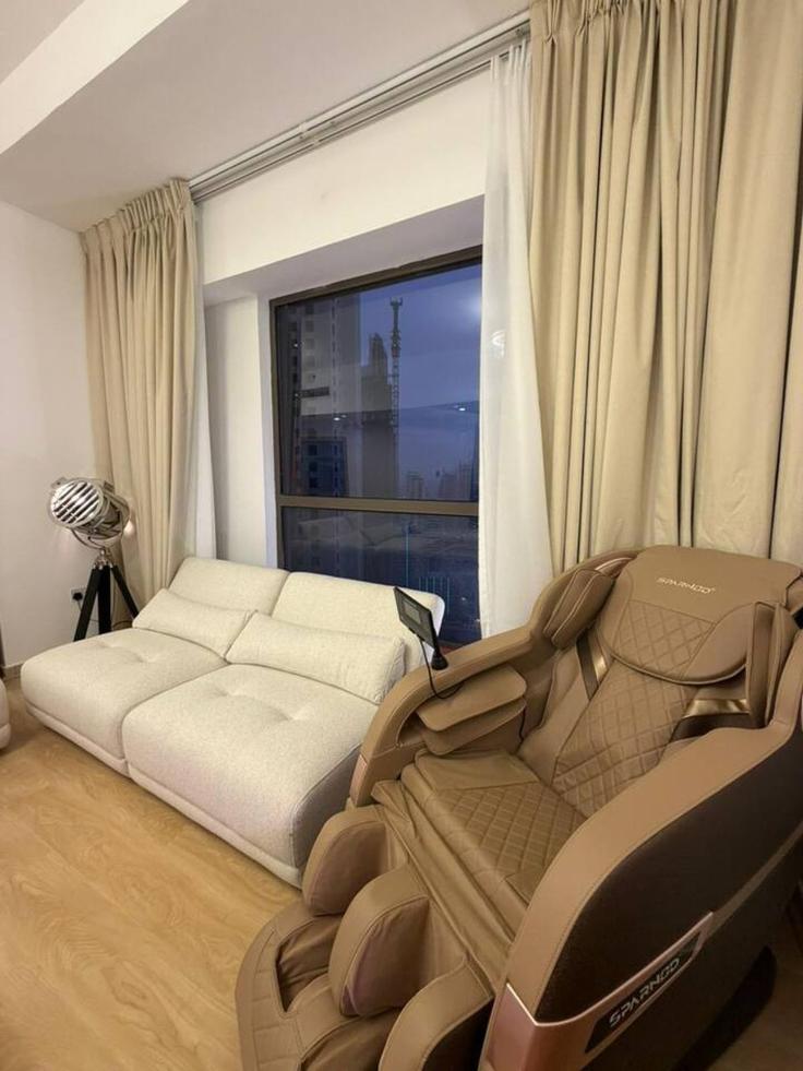 Dubai Marina, Dubai 소재 Building Al Mamsha Street - dream-wild-empire - 1367400 유닛에 마련된, 현대적인 가구로 꾸며진 우아한 디자인의 거실 Dubai Marina, Dubai 소재 Building Al Mamsha Street - dream-wild-empire - 1367400 유닛에 마련된, 현대적인 가구로 꾸며진 우아한 디자인의 거실