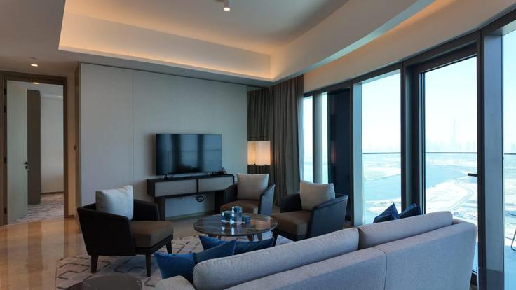 Salle de séjour élégante avec mobilier moderne dans un appartement à Building Tariaq Bedon Esm - dream-wild-empire - 1382493 à Al Kheeran First, Dubai