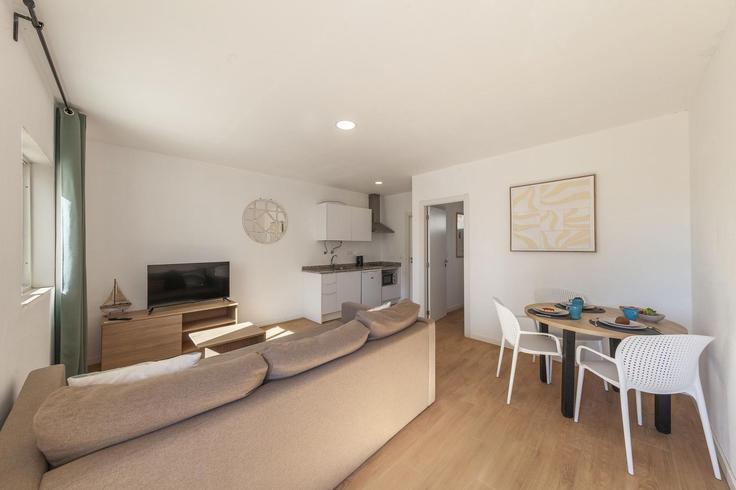 Building 585R+5X - dreamalgarve-mediacao-imobiliria-lda - 1384371 adresindeki bir dairede modern mobilyalarla zarif bir şekilde tasarlanmış oturma odası Odiáxere, Odiáxere