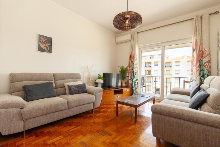 Salle de séjour élégante avec mobilier moderne dans un appartement à Building Rua Teixeira Gomes - dreamalgarve-mediacao-imobiliria-lda - 1384219 à São Gonçalo de Lagos, Lagos Salle de séjour élégante avec mobilier moderne dans un appartement à Building Rua Teixeira Gomes - dreamalgarve-mediacao-imobiliria-lda - 1384219 à São Gonçalo de Lagos, Lagos