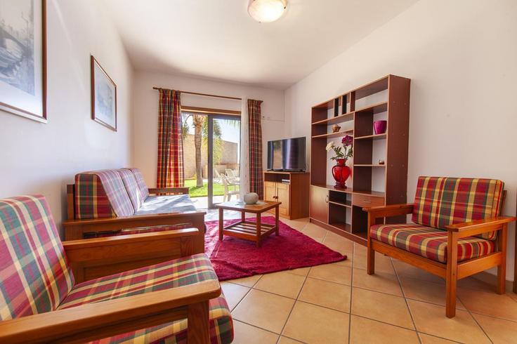 Building Rua Professor Luis de Albuquerque - dreamalgarve-mediacao-imobiliria-lda - 1384319 adresindeki bir dairede modern mobilyalarla zarif bir şekilde tasarlanmış oturma odası São Gonçalo de Lagos, Lagos