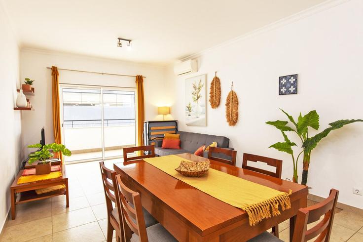 Building Rua do Cerro das Mós - dreamalgarve-mediacao-imobiliria-lda - 1384161 adresindeki bir dairede modern mobilyalarla zarif bir şekilde tasarlanmış oturma odası São Gonçalo de Lagos, Lagos