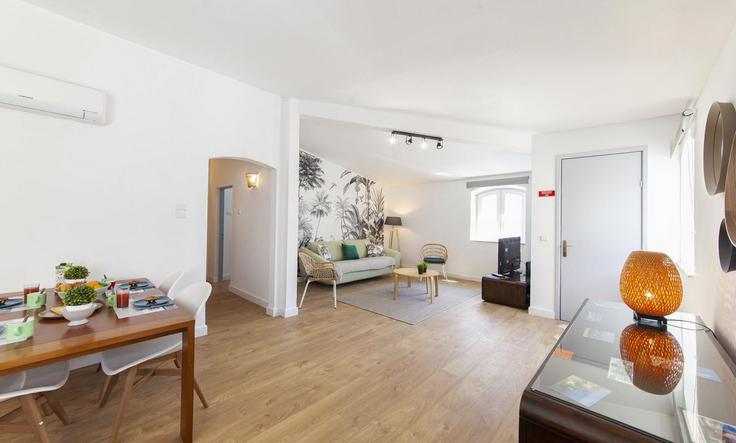 Building Rua dos Camachinhos - dreamalgarve-mediacao-imobiliria-lda - 1384389 adresindeki bir dairede modern mobilyalarla zarif bir şekilde tasarlanmış oturma odası São Gonçalo de Lagos, Lagos