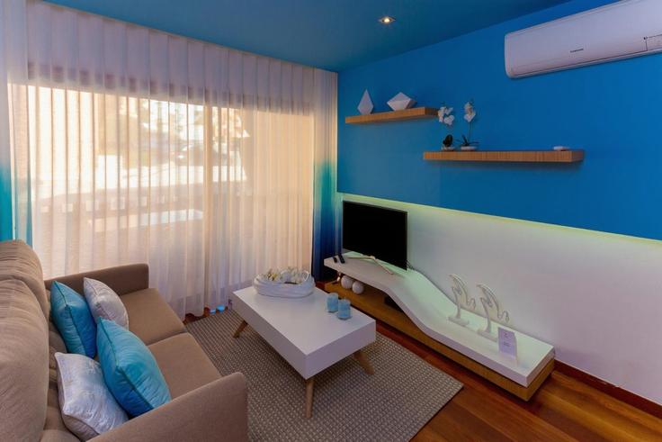 Sala de estar elegantemente projetada com móveis modernos em um apartamento no Building Rua Luz Bay Club - dreamalgarve-mediacao-imobiliria-lda - 1384304 em Luz, Luz