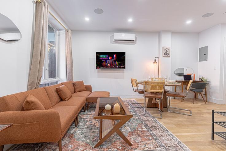 Building Decatur Street - dreamcity-stays - 1464904 adresindeki bir dairede modern mobilyalarla zarif bir şekilde tasarlanmış oturma odası Brooklyn, New York Building Decatur Street - dreamcity-stays - 1464904 adresindeki bir dairede modern mobilyalarla zarif bir şekilde tasarlanmış oturma odası Brooklyn, New York
