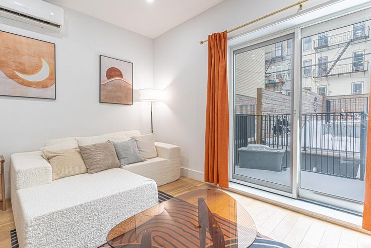 Building Decatur Street - dreamcity-stays - 1464903 adresindeki bir dairede modern mobilyalarla zarif bir şekilde tasarlanmış oturma odası Brooklyn, New York Building Decatur Street - dreamcity-stays - 1464903 adresindeki bir dairede modern mobilyalarla zarif bir şekilde tasarlanmış oturma odası Brooklyn, New York