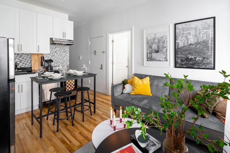 Elegante sala de estar con mobiliario moderno en un apartamento en Building West 53rd Street - dreamcity-stays - 1359073 en Manhattan, New York