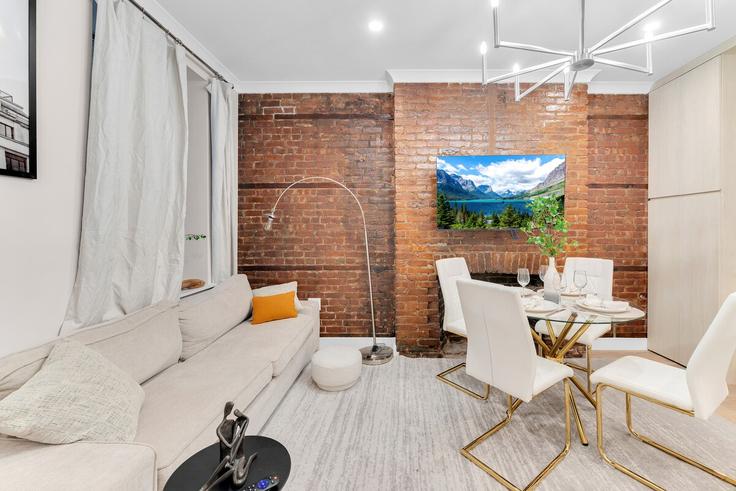 Sala de estar elegantemente projetada com móveis modernos em um apartamento no Building 28 St - dreamcity-stays - 1359072 em Manhattan, New York