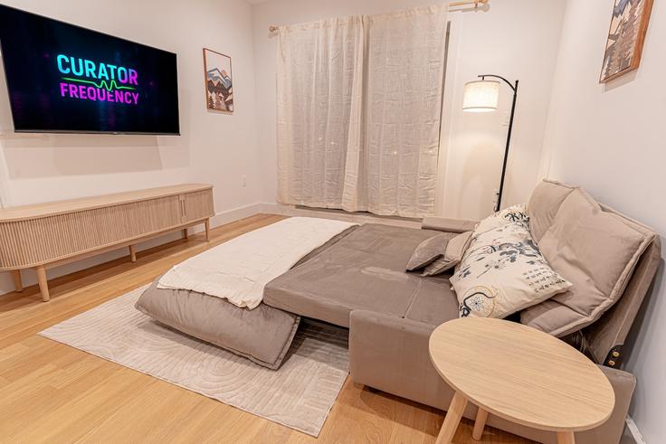 Sala de estar elegantemente projetada com móveis modernos em um apartamento no Building Cooper Street - dreamcity-stays - 1359084 em Brooklyn, New York Sala de estar elegantemente projetada com móveis modernos em um apartamento no Building Cooper Street - dreamcity-stays - 1359084 em Brooklyn, New York