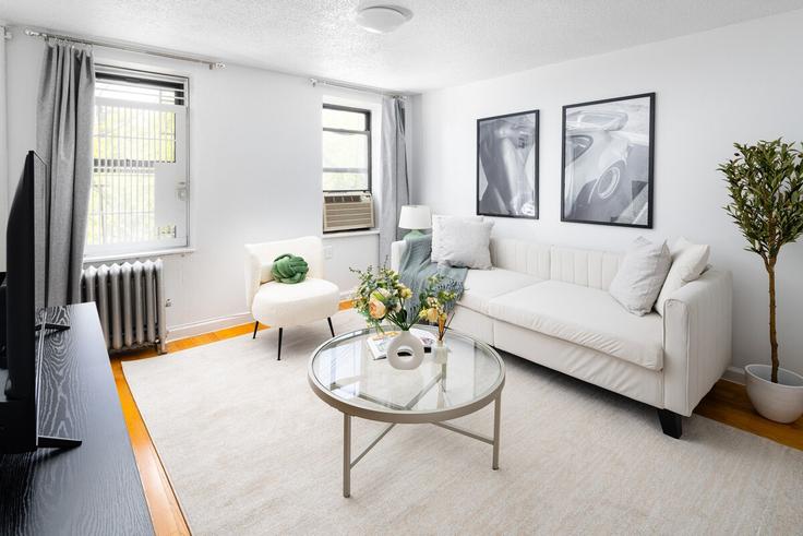 Sala de estar elegantemente projetada com móveis modernos em um apartamento no Building Hester Street - dreamcity-stays - 1359074 em Manhattan, New York