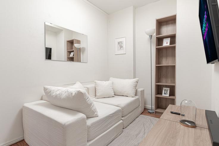 Sala de estar elegantemente projetada com móveis modernos em um apartamento no Building Park Avenue South - dreamcity-stays - 1359078 em Manhattan, New York