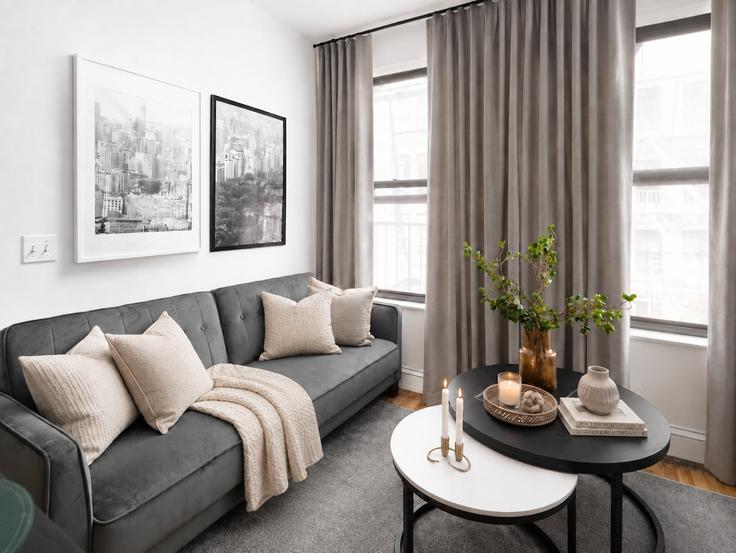 Elegante sala de estar con mobiliario moderno en un apartamento en Building West 53rd Street - dreamcity-stays - 1359073 en Manhattan, New York