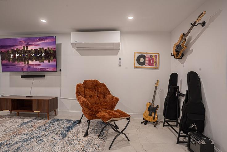 Elegantly designed living room with modern furnishings in an apartment at Building Somers Street - dreamcity-stays - 1359075 in Brooklyn, New York