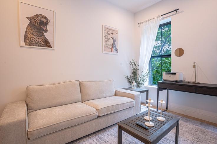 Sala de estar elegantemente projetada com móveis modernos em um apartamento no Building Mother Gaston Boulevard - dreamcity-stays - 1359076 em Brooklyn, New York