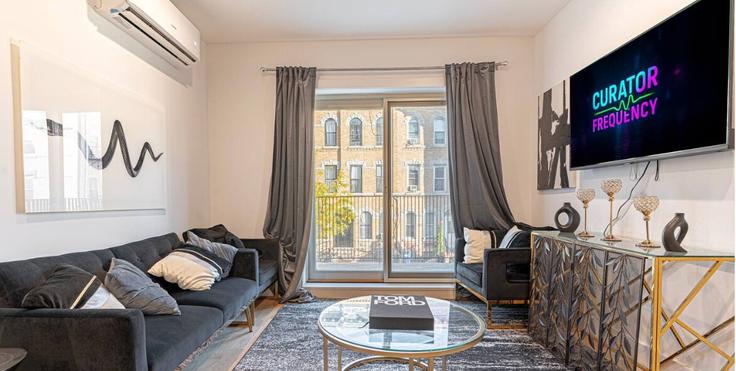 Salle de séjour élégante avec mobilier moderne dans un appartement à Building Decatur Street - dreamcity-stays - 1359081 à Brooklyn, New York