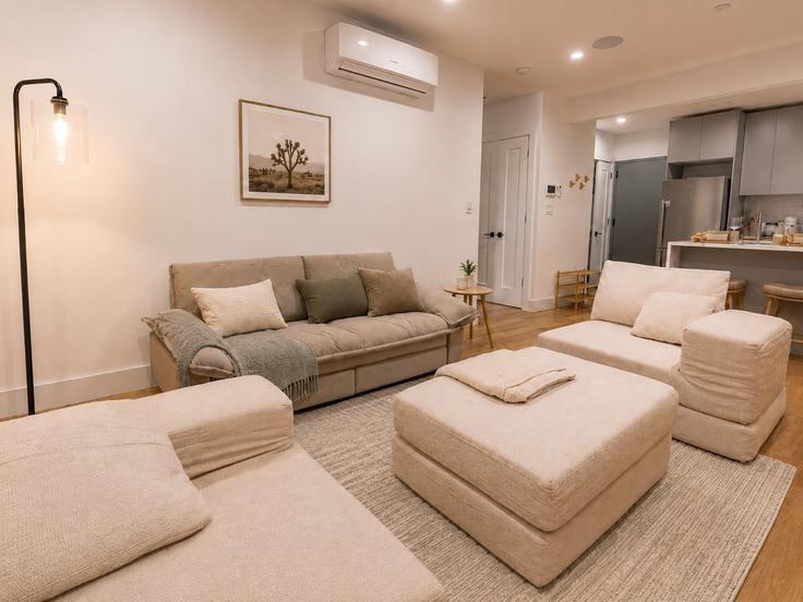 Sala de estar elegantemente projetada com móveis modernos em um apartamento no Building Cooper Street - dreamcity-stays - 1359084 em Brooklyn, New York Sala de estar elegantemente projetada com móveis modernos em um apartamento no Building Cooper Street - dreamcity-stays - 1359084 em Brooklyn, New York