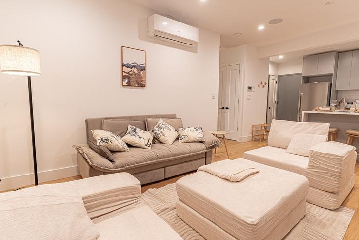 New York BrooklynのBuilding Schaefer Street - dreamcity-stays - 1359082のアパートメントにある、モダンな家具を備えたエレガントなデザインのリビングルーム New York BrooklynのBuilding Schaefer Street - dreamcity-stays - 1359082のアパートメントにある、モダンな家具を備えたエレガントなデザインのリビングルーム
