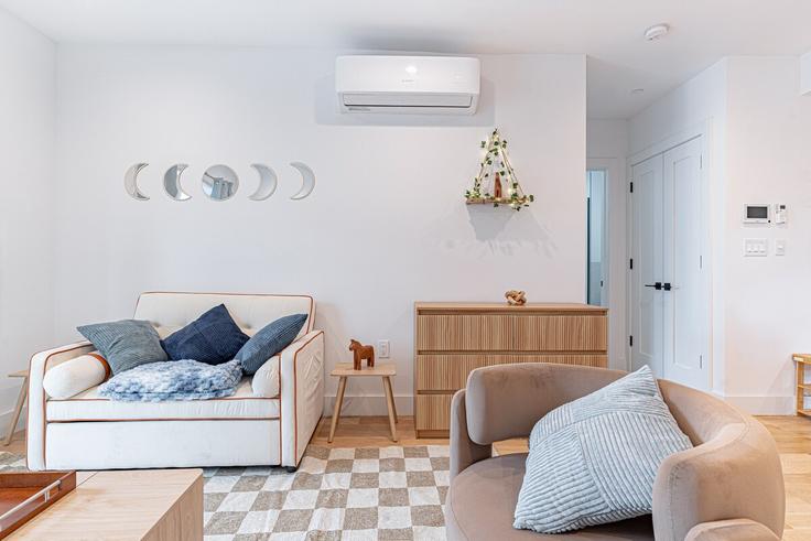 New York BrooklynのBuilding Decatur Street - dreamcity-stays - 1359085のアパートメントにある、モダンな家具を備えたエレガントなデザインのリビングルーム