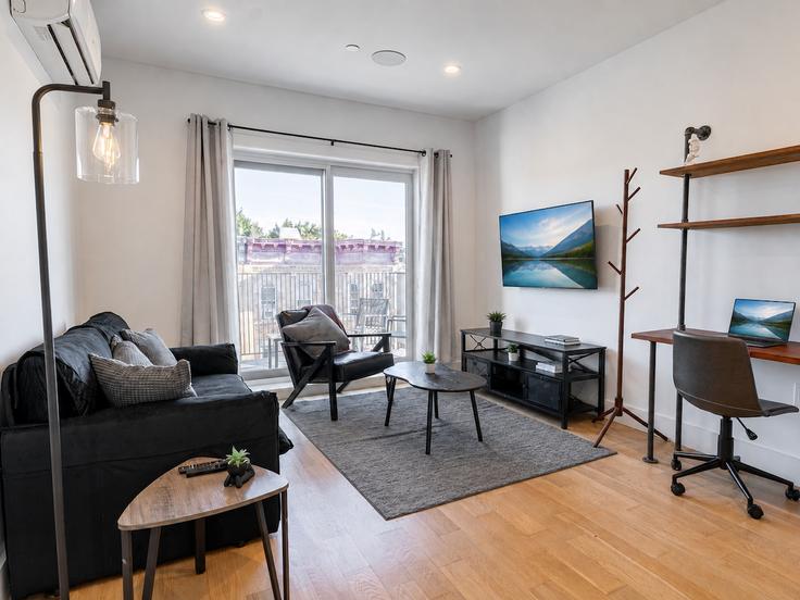 Salle de séjour élégante avec mobilier moderne dans un appartement à Building Decatur Street - dreamcity-stays - 1359086 à Brooklyn, New York