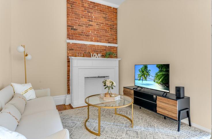 New York BrooklynのBuilding Monroe Place - dreamcity-stays - 1359088のアパートメントにある、モダンな家具を備えたエレガントなデザインのリビングルーム