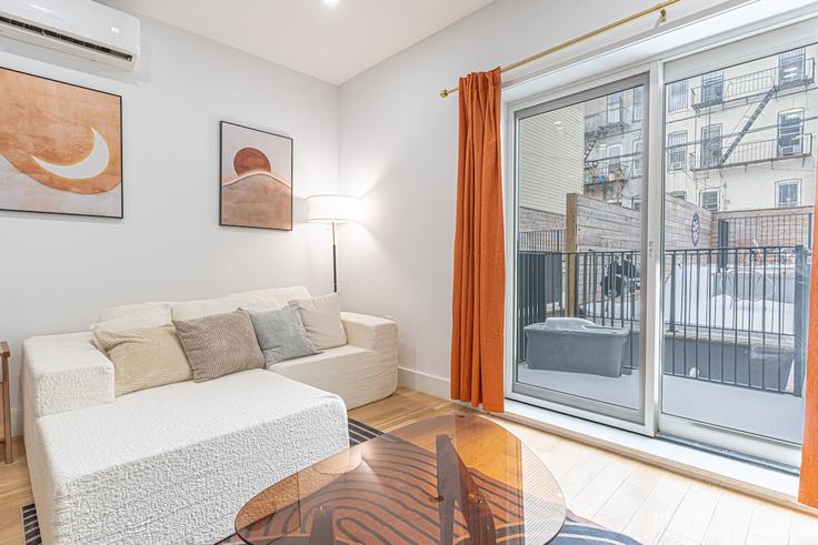 New York BrooklynのBuilding Decatur Street - dreamcity-stays - 1464903のアパートメントにある、モダンな家具を備えたエレガントなデザインのリビングルーム