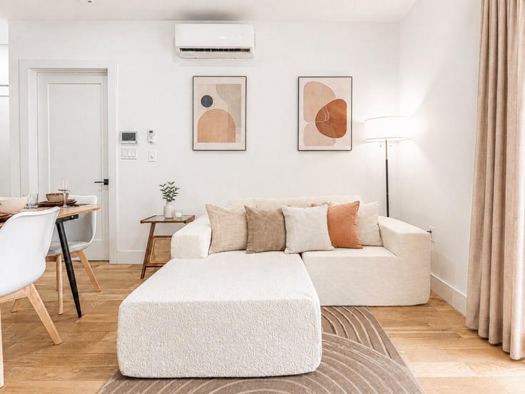 Salle de séjour élégante avec mobilier moderne dans un appartement à Building Decatur Street - dreamcity-stays - 1464903 à Brooklyn, New York
