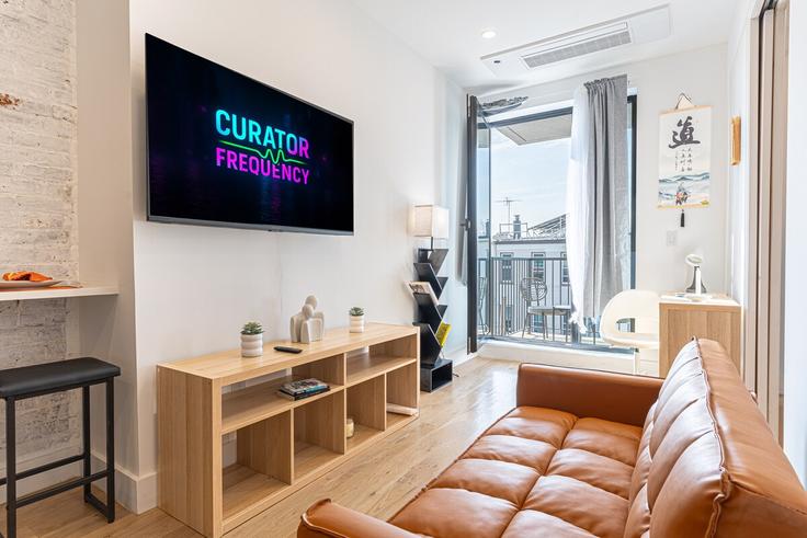 Building Schaefer Street - dreamcity-stays - 1515248 adresindeki bir dairede modern mobilyalarla zarif bir şekilde tasarlanmış oturma odası Brooklyn, New York