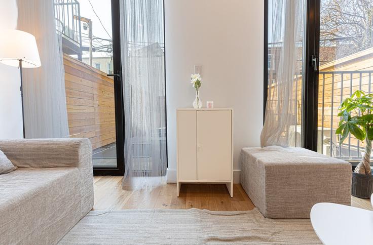 Building Covert Street - dreamcity-stays - 1515249 adresindeki bir dairede modern mobilyalarla zarif bir şekilde tasarlanmış oturma odası Brooklyn, New York