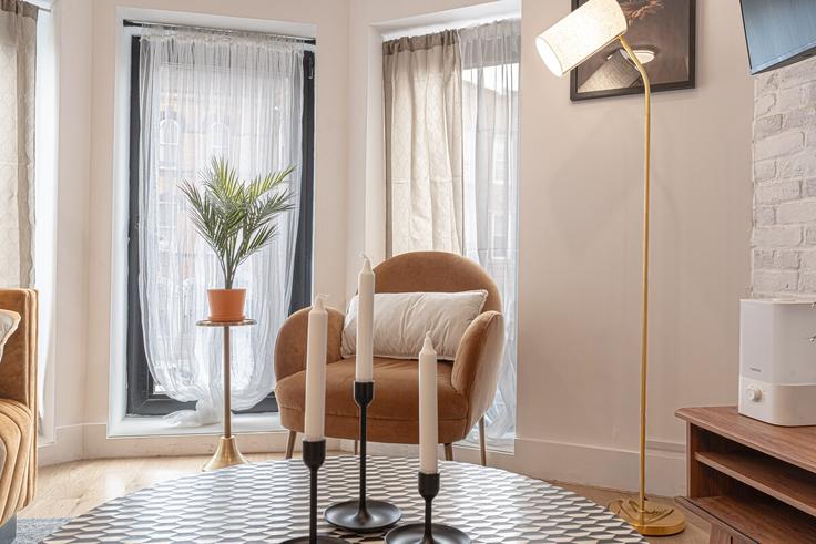 Building Covert Street - dreamcity-stays - 1515247 adresindeki bir dairede modern mobilyalarla zarif bir şekilde tasarlanmış oturma odası Brooklyn, New York