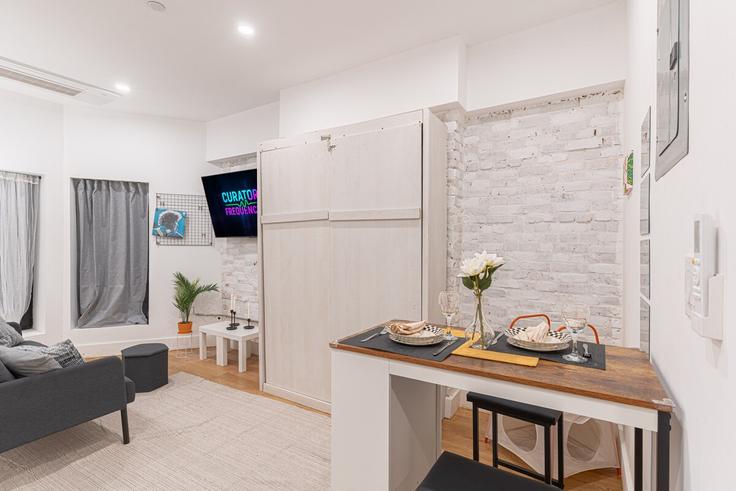 Building Wilson Avenue - dreamcity-stays - 1515246 adresindeki bir dairede modern mobilyalarla zarif bir şekilde tasarlanmış oturma odası Brooklyn, New York