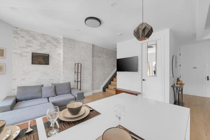New York BrooklynのBuilding Schaefer Street - dreamcity-stays - 1521444のアパートメントにある、モダンな家具を備えたエレガントなデザインのリビングルーム
