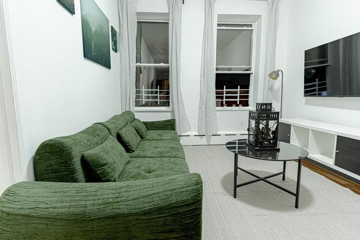 Salle de séjour élégante avec mobilier moderne dans un appartement à Building Junction Boulevard - dreamcity-stays - 1563107 à Queens, New York Salle de séjour élégante avec mobilier moderne dans un appartement à Building Junction Boulevard - dreamcity-stays - 1563107 à Queens, New York