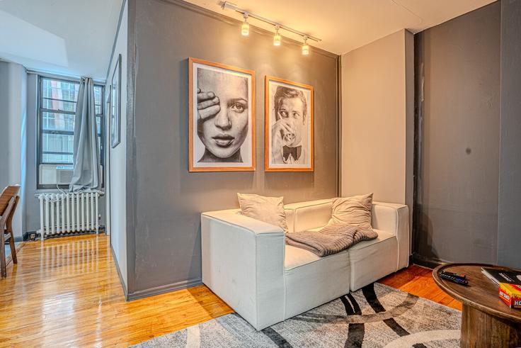 Sala de estar elegantemente projetada com móveis modernos em um apartamento no Building East 28th Street - dreamcity-stays - 1563108 em Manhattan, New York