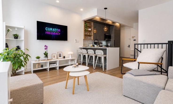 New York BrooklynのBuilding Covert Street - dreamcity-stays - 1515249のアパートメントにある、モダンな家具を備えたエレガントなデザインのリビングルーム