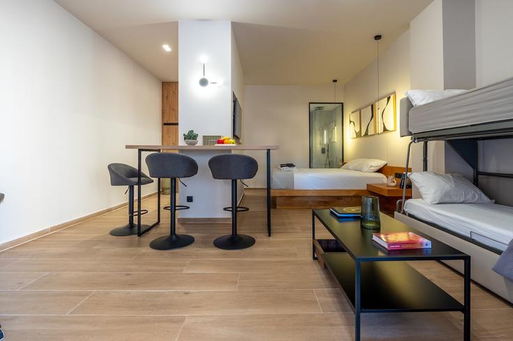 Sala de estar elegantemente projetada com móveis modernos em um apartamento no Building Miaouli - dreamin-athens - 1257052 - ATH em Central Athens, Athens Sala de estar elegantemente projetada com móveis modernos em um apartamento no Building Miaouli - dreamin-athens - 1257052 - ATH em Central Athens, Athens