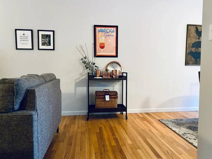 Salle de séjour élégante avec mobilier moderne dans un appartement à Building Curt Boulevard - drifter-stays-vacation-rentals - 1302145 - USA à Saratoga Springs, Saratoga Springs