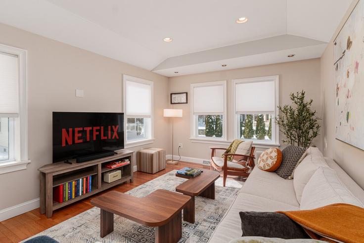 Saratoga Springs Saratoga SpringsのBuilding West Circular Street - drifter-stays-vacation-rentals - 1388803のアパートメントにある、モダンな家具を備えたエレガントなデザインのリビングルーム Saratoga Springs Saratoga SpringsのBuilding West Circular Street - drifter-stays-vacation-rentals - 1388803のアパートメントにある、モダンな家具を備えたエレガントなデザインのリビングルーム