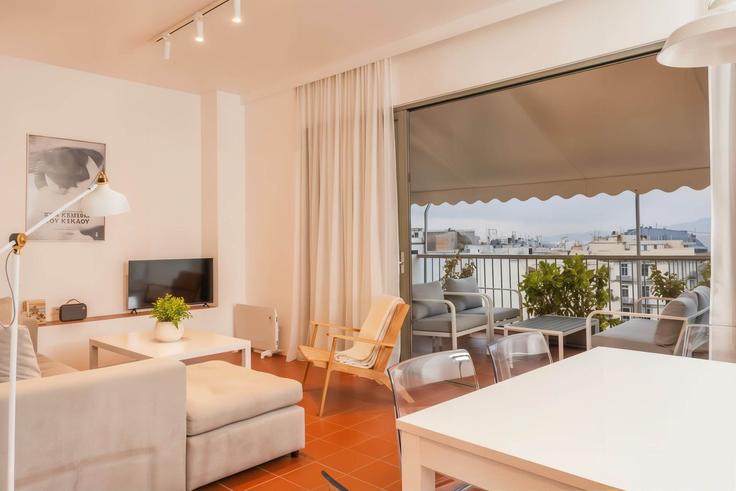 Elegante sala de estar con mobiliario moderno en un apartamento en Building Mavrommateon - dropebnb - 1036533 en Central Athens, Athens