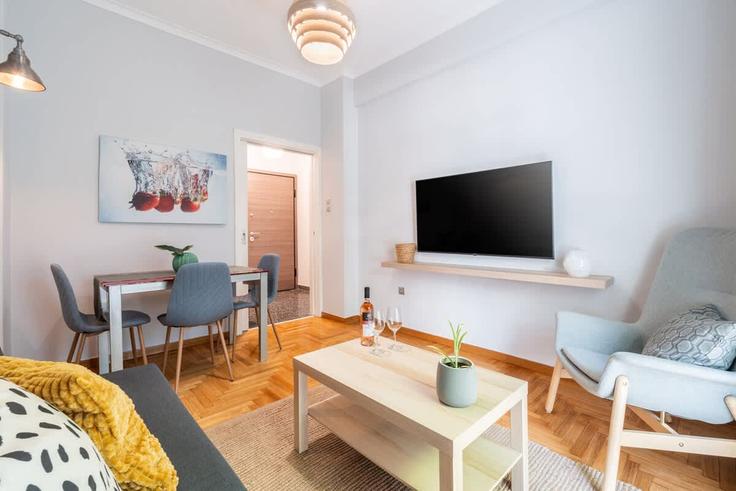Athens Central AthensのBuilding Matrozou - dropebnb - 1036522 - ATHのアパートメントにある、モダンな家具を備えたエレガントなデザインのリビングルーム