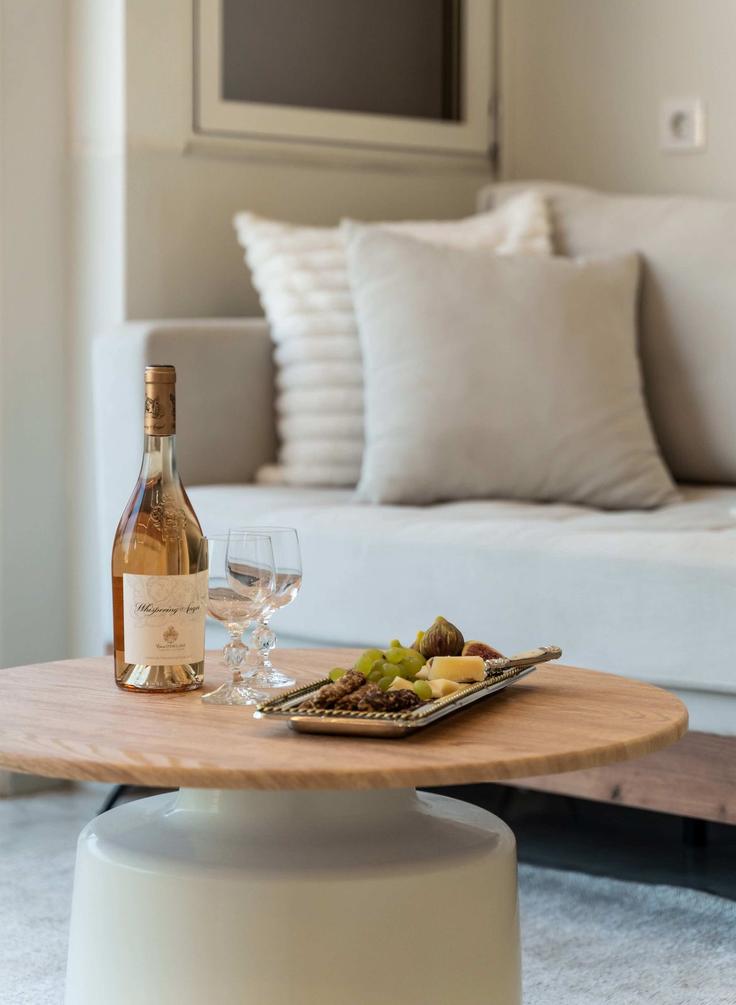 Elegant gestaltetes Wohnzimmer mit moderner Einrichtung in einer Wohnung im Building Iras - dropebnb - 1316465 in South Athens, Athens