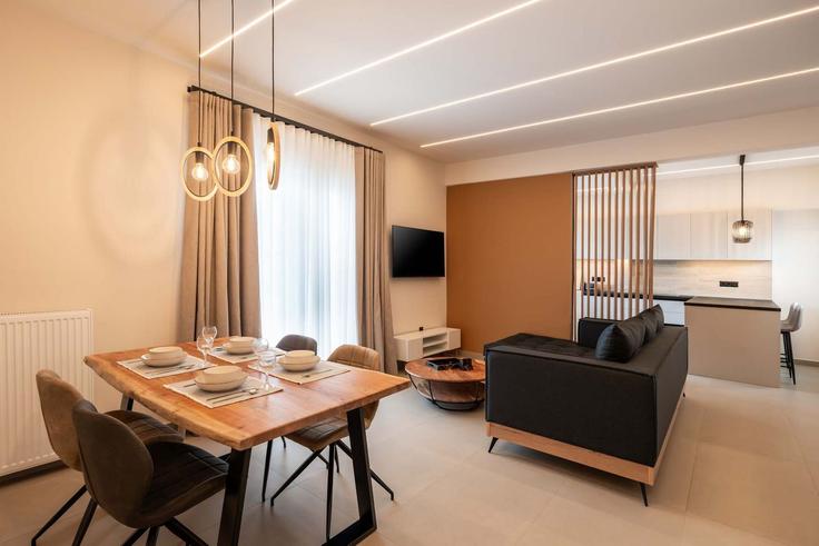 Elegante sala de estar con mobiliario moderno en un apartamento en Building Αμεινοκλέους - dropebnb - 1330899 en Central Athens, Athens Elegante sala de estar con mobiliario moderno en un apartamento en Building Αμεινοκλέους - dropebnb - 1330899 en Central Athens, Athens