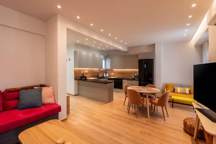 Sala de estar elegantemente projetada com móveis modernos em um apartamento no Building Filis - dropebnb - 1365712 em Central Athens, Athens Sala de estar elegantemente projetada com móveis modernos em um apartamento no Building Filis - dropebnb - 1365712 em Central Athens, Athens